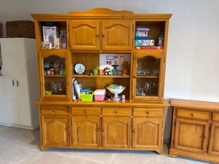 Mueble vitrina de pino