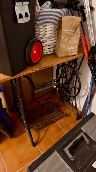 Mesa auxiliar SINGER madera y metal