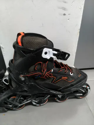 Patines en línea negros y naranjas