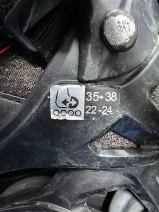 Patines en línea negros y naranjas