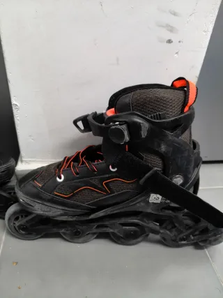Patines en línea negros y naranjas