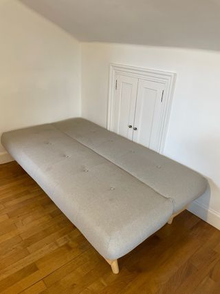 Sofá cama beige y marrón