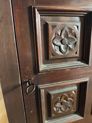 Mueble vintage de madera tallada