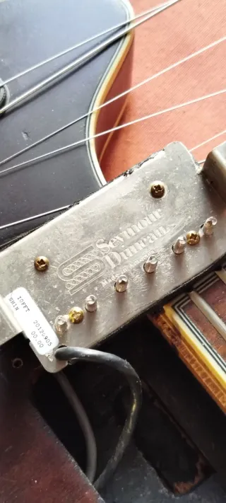 Guitarra Washburn semi-caja