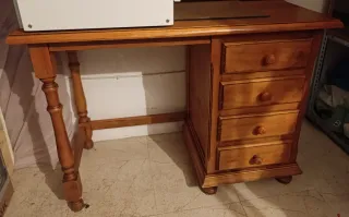 Escritorio de madera con cajones