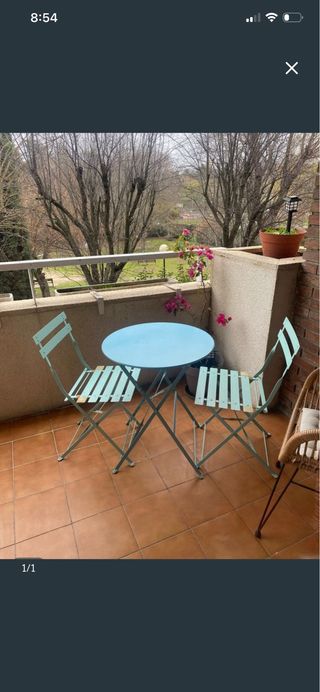 Mesa azul verdosa de metal