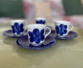 Tazzine da caffè in porcellana con fiori blu
