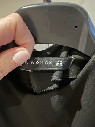 Vestido negro Zara con volantes