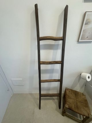 Escalera de madera rústica