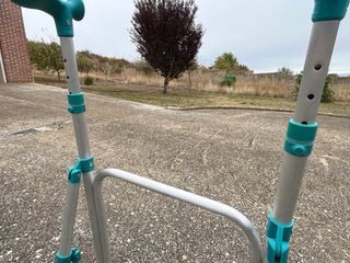 Andador con ruedas y tacos