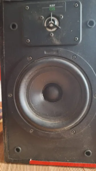 Altavoces KEF de salón