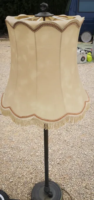 Lámpara de pie beige con flecos