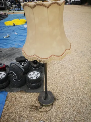 Lámpara de pie beige con flecos