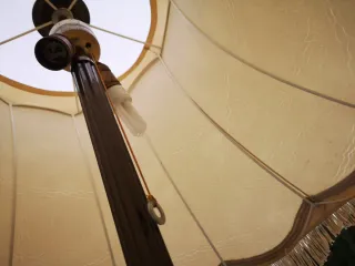 Lámpara de pie beige con flecos