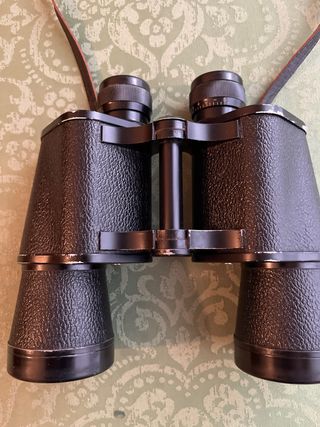 Prismáticos antiguos con funda de cuero