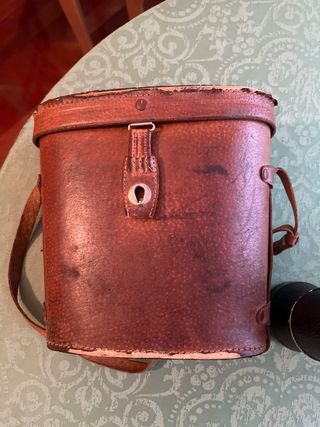 Prismáticos antiguos con funda de cuero