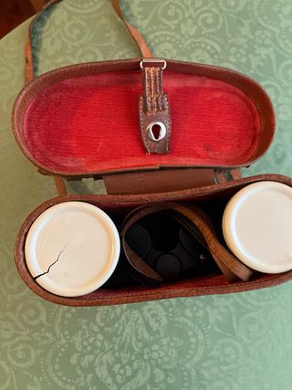 Prismáticos antiguos con funda de cuero