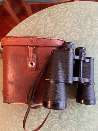 Prismáticos antiguos con funda de cuero