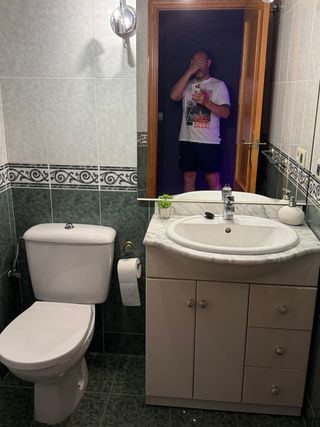 Mueble de baño blanco con lavabo de mármol