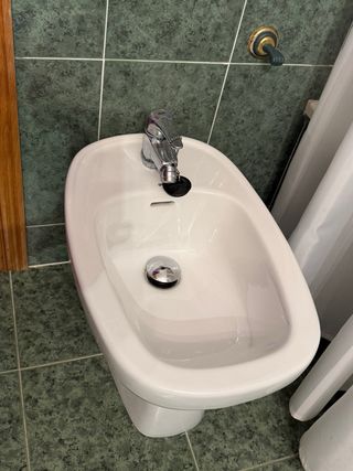Mueble de baño blanco con lavabo de mármol