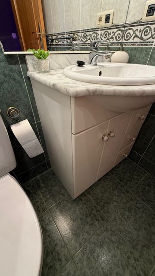 Mueble de baño blanco con lavabo de mármol