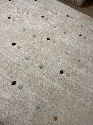 Alfombra beige con puntos multicolor