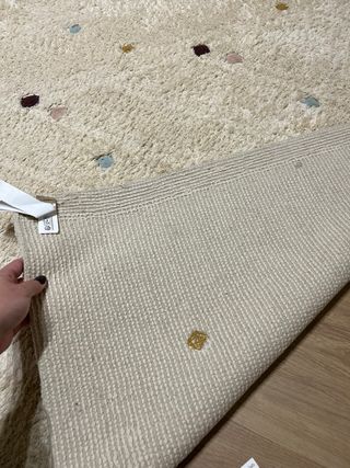 Alfombra beige con puntos multicolor