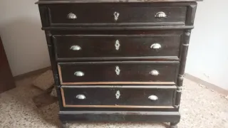 Cómoda antigua madera con cajones deteriorados