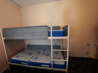 Litera gris y blanca con barreras