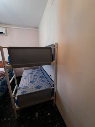 Litera gris y blanca con barreras