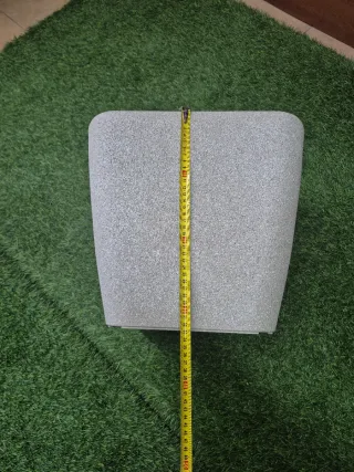 Macetero cuadrado gris de plástico