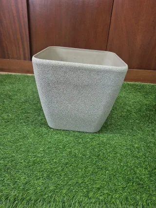 Macetero cuadrado gris de plástico