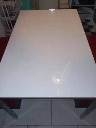 Mesa moderna Ikea,acabado de alto brillo, acero