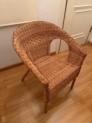 Silla de mimbre con cojín beige