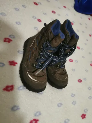 Botas niño marrones y azules talla 26