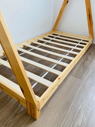 Cama tipi pino para colchón 80 cm. + decoración