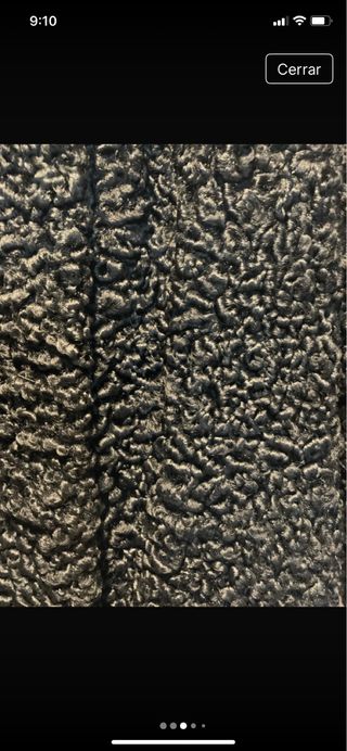 Abrigo negro con cuello de piel