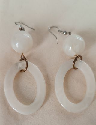 Orecchini pendenti ovali bianchi