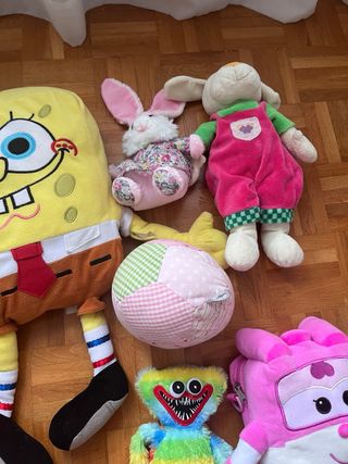Lote de peluches: Bob Esponja, Huggy Wuggy, etc.