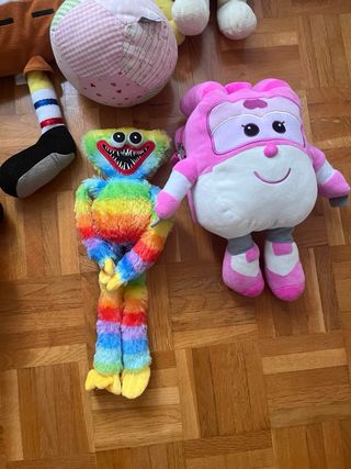 Lote de peluches: Bob Esponja, Huggy Wuggy, etc.