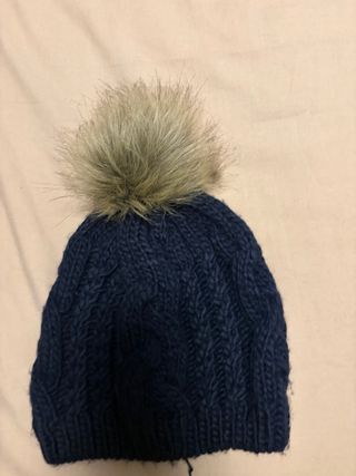Gorro azul con pompón