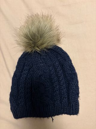 Gorro azul con pompón