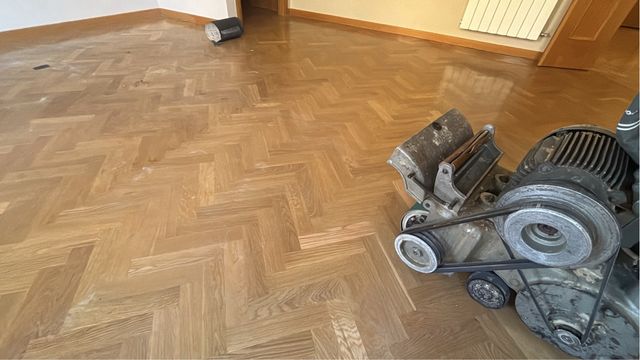 Acuchillado y barnizado