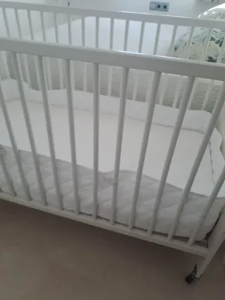 Cuna blanca con colchón y protector