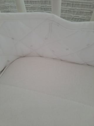Cuna blanca con colchón y protector