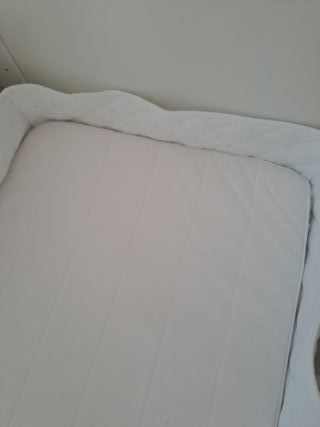 Cuna blanca con colchón y protector