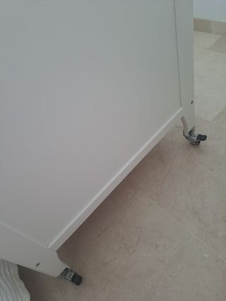 Cuna blanca con colchón y protector