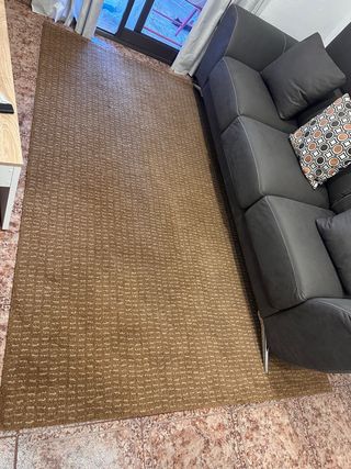 Alfombra beige y marrón con textura