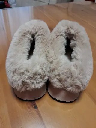 Zapatillas calentitas beige talla 41