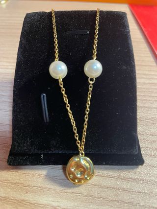 Pendientes y collar dorados con perlas